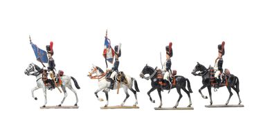 quatre figurines représentant des hommes en uniforme à cheval, portant des drapeaux