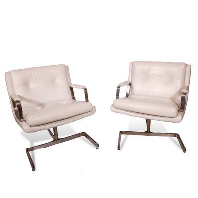 paire de fauteuils de salon avec revêtement en cuir et pieds chromés