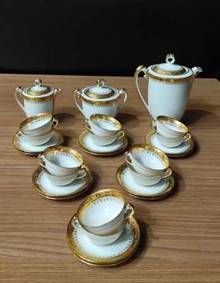 Service à café en porcelaine de LIMOGES comprenant 12 tasses…