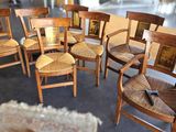 many chairs that are arranged in a circle on the floor