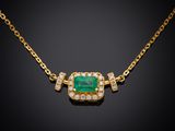 un collier d'émeraudes et de diamants sur fond noir