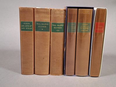 trois livres sont alignés sur une surface blanche