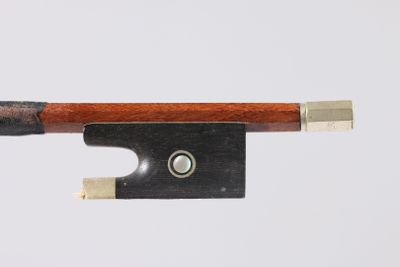 gros plan d'un archet de violon sur fond blanc
