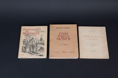 trois livres posés sur une table l'un à côté de l'autre