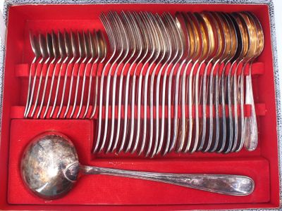 un service d'argenterie dans un coffret rouge, comprenant des cuillères en argent et un repose-cuillère