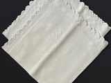 des serviettes ornées de monogrammes brodés sur fond noir