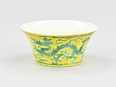 bol jaune et vert orné d'un motif de dragon sur le côté