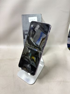 un téléphone portable posé sur un support