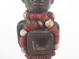 un gros plan sur une figurine représentant un homme tenant une boîte