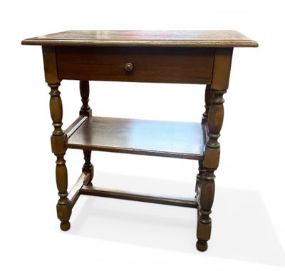 TABLE D'APPOINT en bois mouluré à plateau rectangulaire, ouv…