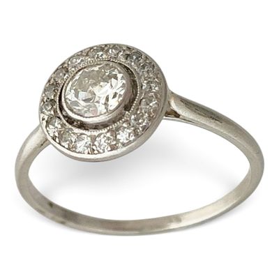gros plan d'une bague en diamant sur fond blanc