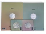 quatre livres de couleurs différentes, sur lesquels figurent des pièces de monnaie, posés sur une surface blanche