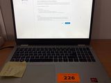 un ordinateur portable posé sur un bureau, avec une étiquette de prix dessus