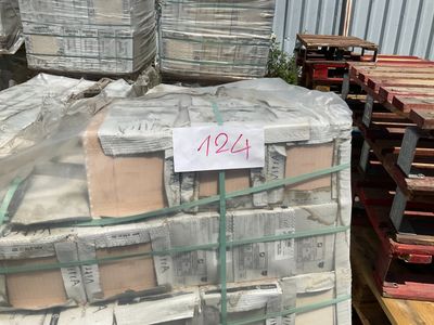 une grande pile de palettes en bois dans un entrepôt