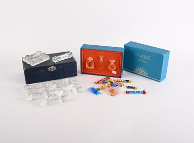 une petite boîte de bonbons et une petite boîte de bonbons posées sur une surface blanche