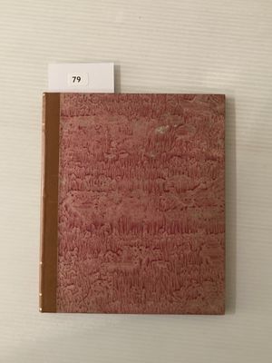 un gros plan d'un livre posé sur une surface blanche, sur lequel est accrochée une étiquette