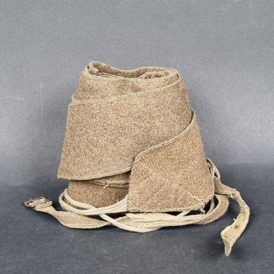 une image représentant un chapeau marron entouré d'une corde