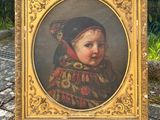un tableau représentant un bébé coiffé d'une coiffe rouge, assis par terre