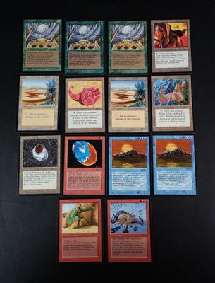 de nombreuses cartes posées ensemble sur la table