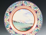 une photo d'une assiette décorée d'une peinture, posée sur un socle