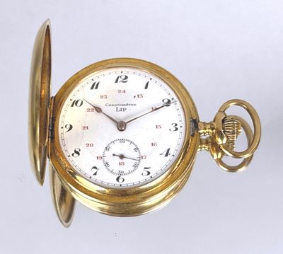 une montre de poche en or avec des chiffres romains