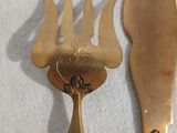 deux fourchettes et un couteau posés sur une table