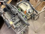 une photo montrant une sacoche à outils et un aspirateur posés sur une table