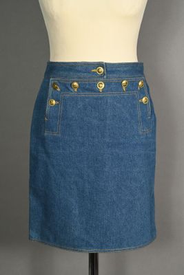 CHANEL. Jupe courte droite en jean, boutonnage à pont surlig…