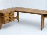 un bureau en bois avec des tiroirs et un tiroir en dessous