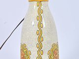 un vase blanc orné d'un motif jaune et jaune