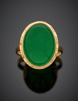 BAGUE en or jaune (750°/°°) serti d'un jade traité cabochon …