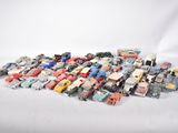 beaucoup de petites voitures posées sur une surface blanche