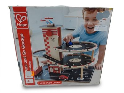 un petit garçon qui joue avec un coffret de jouets