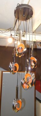 une lampe suspendue au plafond de la pièce