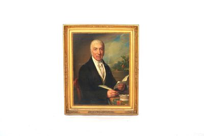 portrait d'un homme en costume noir tenant un livre