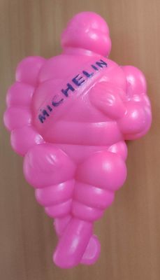 un ballon rose en forme d'homme sur lequel est inscrit un nom