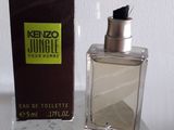 une image représentant un flacon de parfum posé sur une table