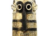 une image d'un masque en bois sur fond blanc