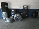 un tas de pneus dans un garage