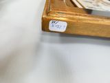 une photo d'une photo posée sur une table, sur laquelle est collé un autocollant