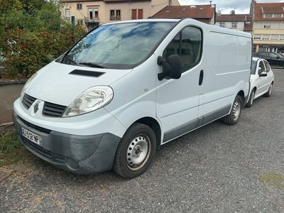 une petite camionnette blanche garée sur le bord de la route