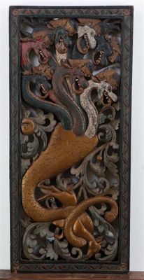 Des sculptures représentant une sirène et un serpent sont exposées dans un musée