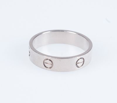 gros plan d'une bague en argent sur une surface blanche