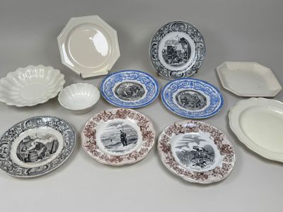 de nombreux types d'assiettes et de bols différents sur la table