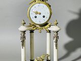 une horloge posée sur un socle