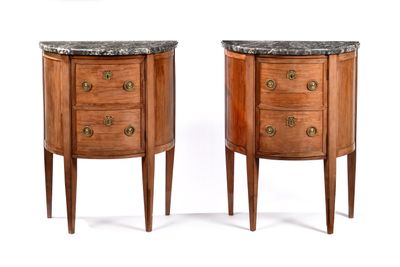 paire de tables de chevet anciennes en bois, avec plateau et pieds en marbre