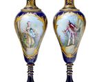 une paire de vases bleus et dorés ornés de figures peintes