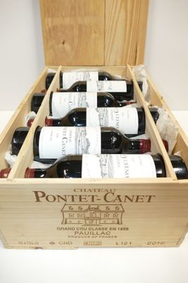 six bouteilles de vin dans un coffret en bois sur une table