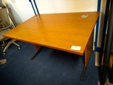 un bureau avec une chaise et une lampe dans un coin