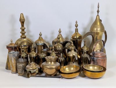 de nombreux types de théières et de tasses disposés sur un plateau